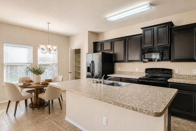 Building Photo - "Charming 3-Bed, 2-Bath Townhouse Retreat in Mesquite – Spacious 1586 Sq Ft on Woodshire Avenue!"...