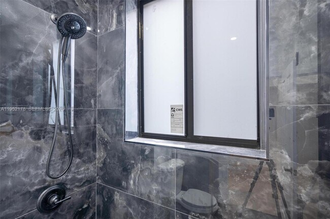 Building Photo - 629 SW 10th Ave