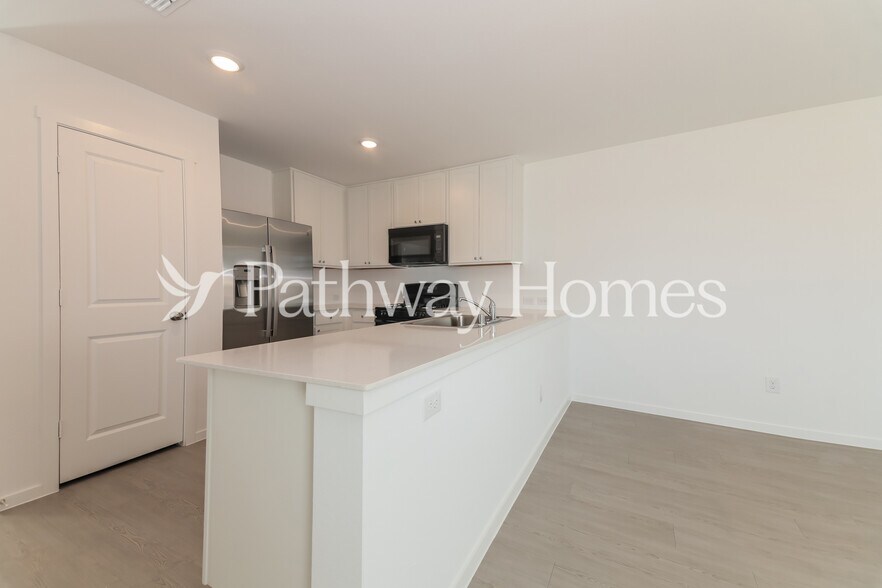 Building Photo - 3000 Burmese St