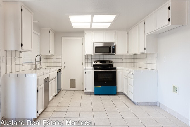 Building Photo - 15046 Cambridge Dr