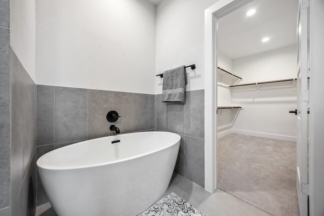 Building Photo - 303 Charlock St