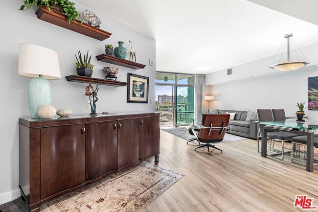 Building Photo - 13700 Marina Pointe Dr