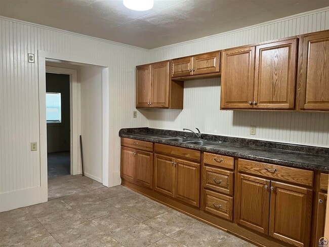 Building Photo - **Available Immediately** 4 bedroom / 1 bath home located near Washburn University