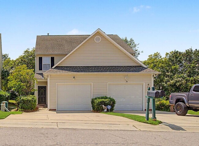 Building Photo - Townhome in Desirable Hedingham Community