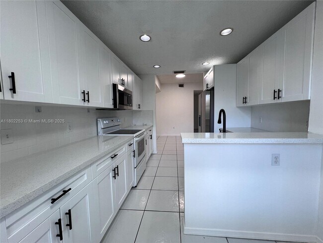 Building Photo - 16322 Malibu Dr
