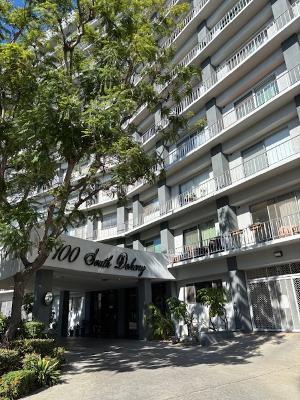 Building Photo - 100 S Doheny Dr