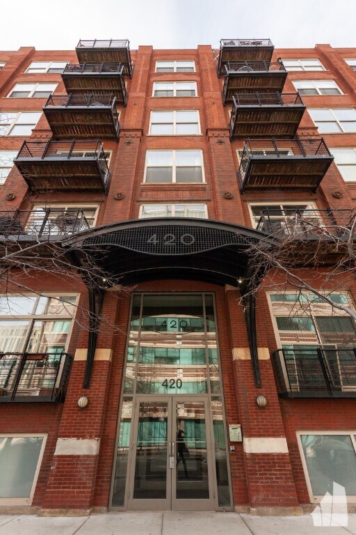 Building Photo - 420 S Clinton St