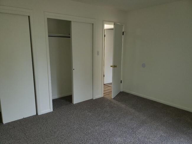 Building Photo - STUDENTS WELCOME! 4 Bed 2 Bath Single Fami...