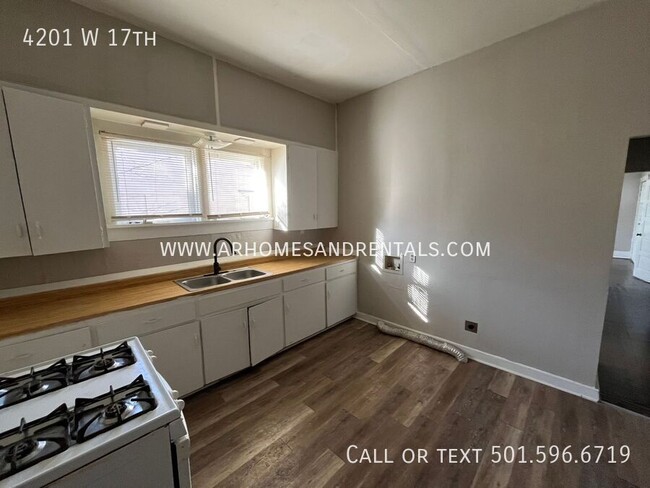 Building Photo - 4201 W 17th Little Rock | 3 Beds | 1 Bath