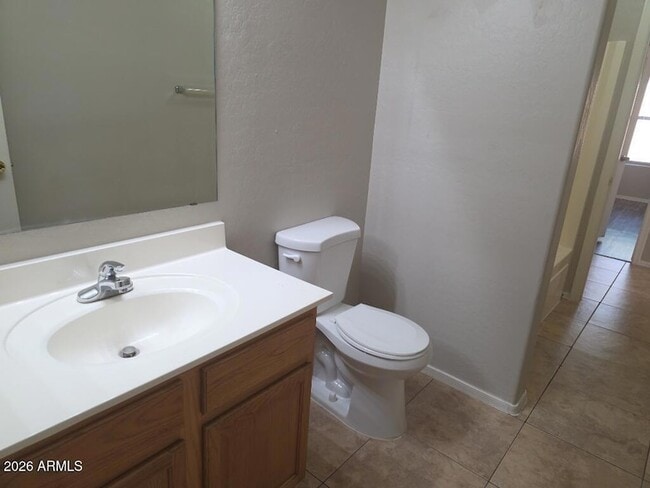 Building Photo - 3334 E Woodside Way