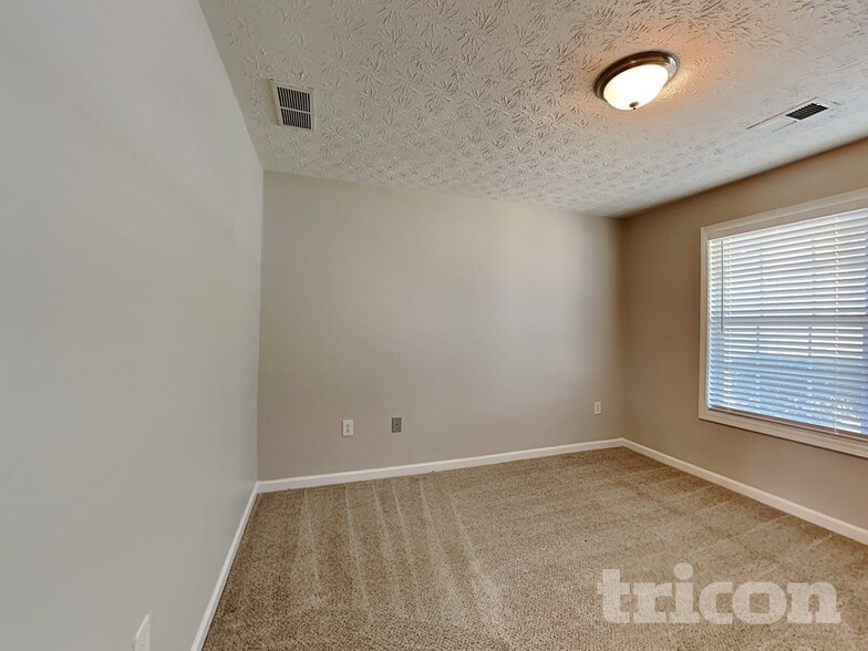 Building Photo - 70 Home Pl Dr