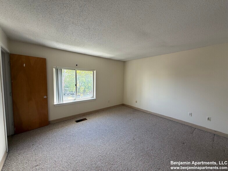 Building Photo - 142 North Beacon St