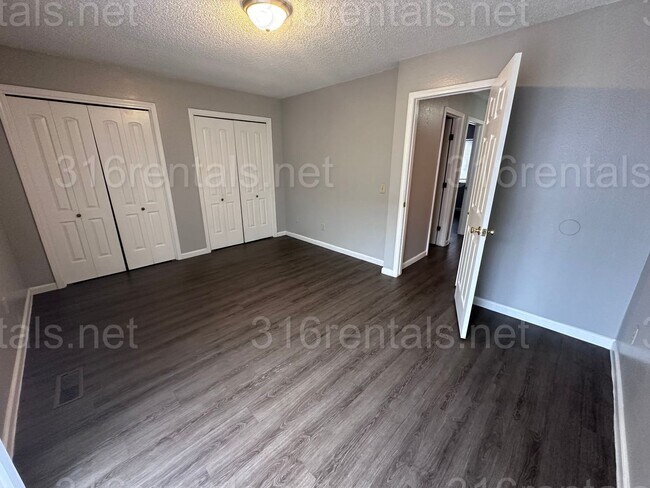 Building Photo - $895 - 2 bed 1.5 bath beautiful bi-level apartment