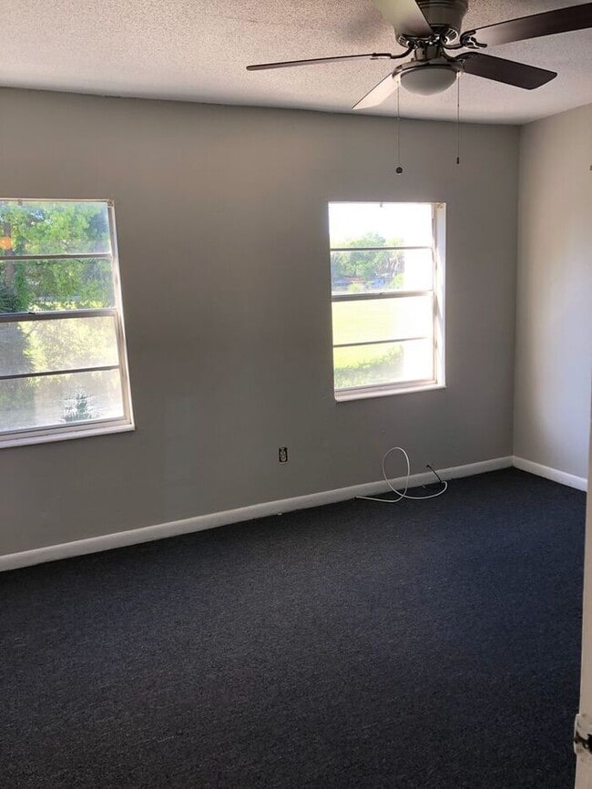 Building Photo - 2bedrooms Available June 2025 in Palms West