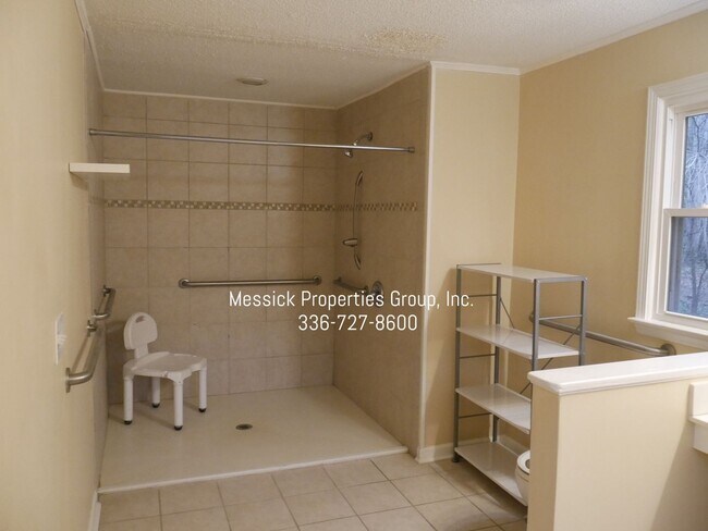Building Photo - Quiet, Convenient Location, off Country Cl...