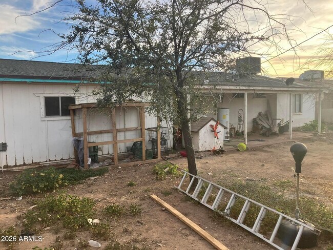 Building Photo - 4214 W Lewis Ave