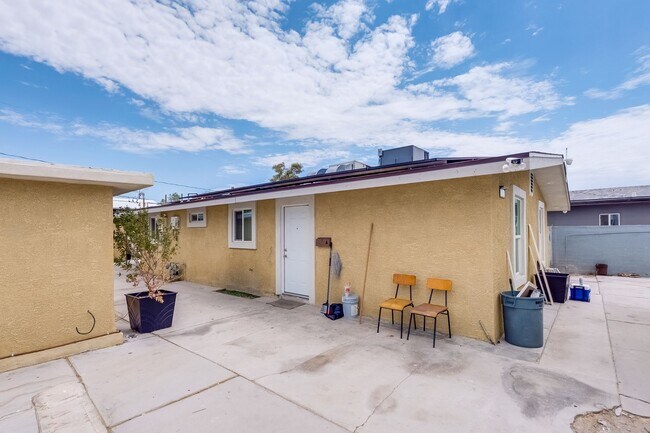 Building Photo - 2318 N Bassler St