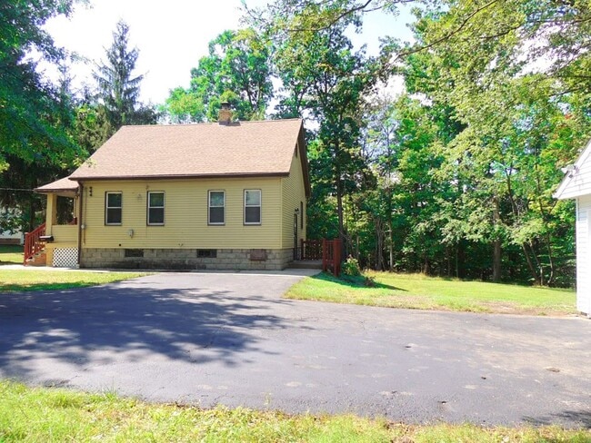Building Photo - 3 Bed - 1 Bath Colonial for Rent | Complet...