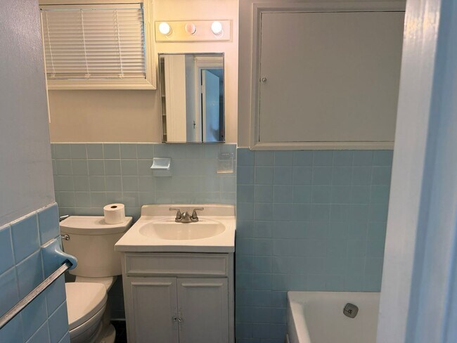 Building Photo - 9220 Quintana Dr