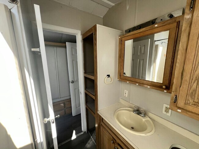 Building Photo - 1124 Chicago Bulls St