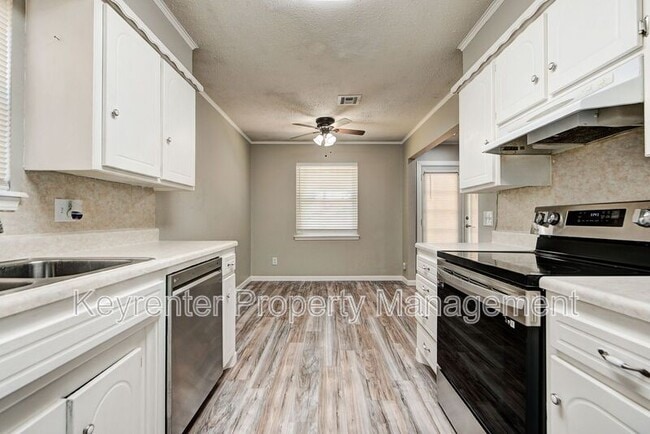 Building Photo - 1120 Kings Ct