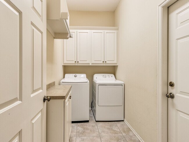 Building Photo - Beautiful Home With Lake View - 3 Bed + 2 Bath