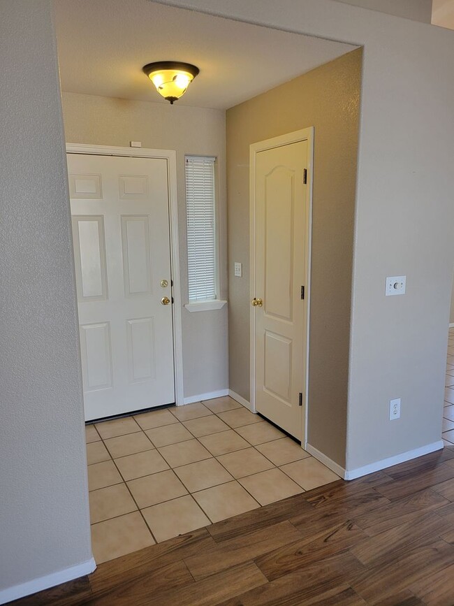 Building Photo - Beautiful 3 bedroom/2 Bath Home!