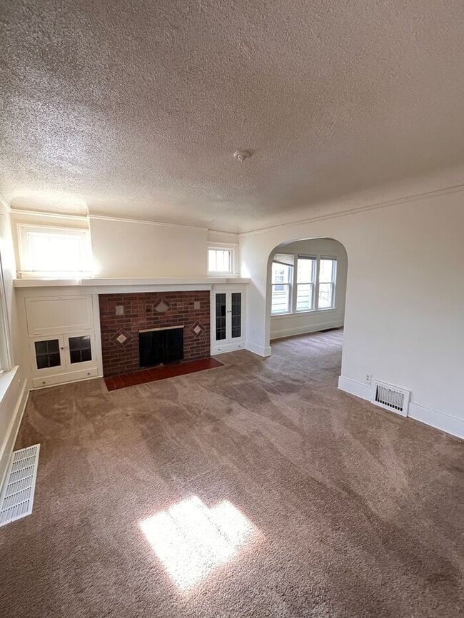 Building Photo - Cozy and Bright 2-Bedroom Duplex with Fire...