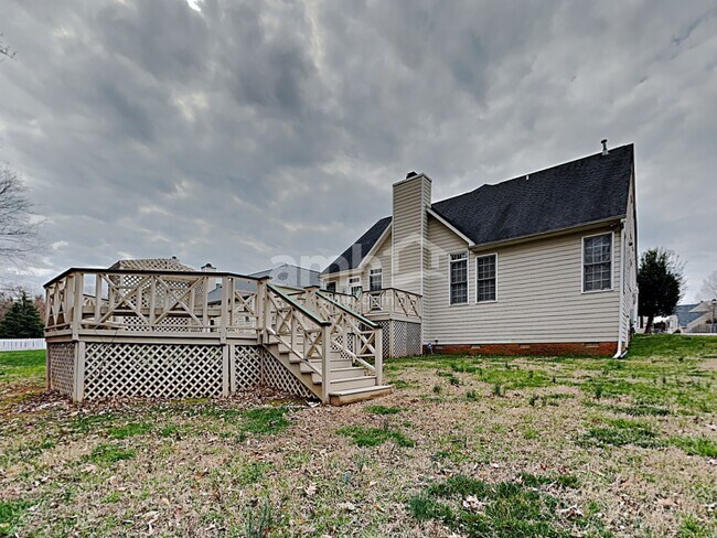 Building Photo - 300 Lucas Park Dr