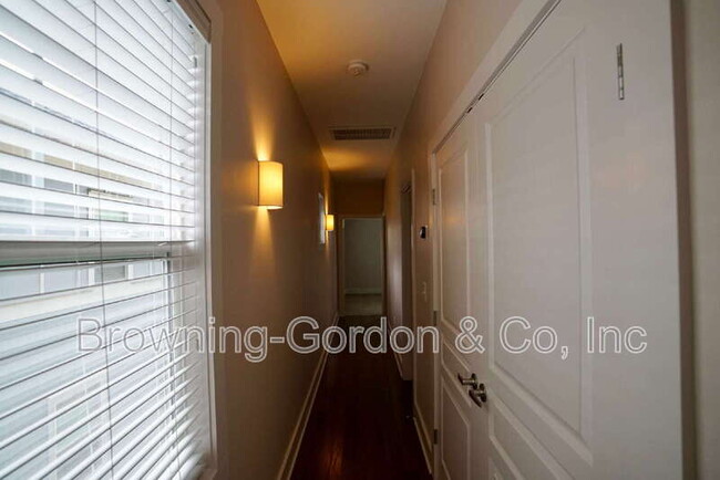Building Photo - 540C Moore Ave