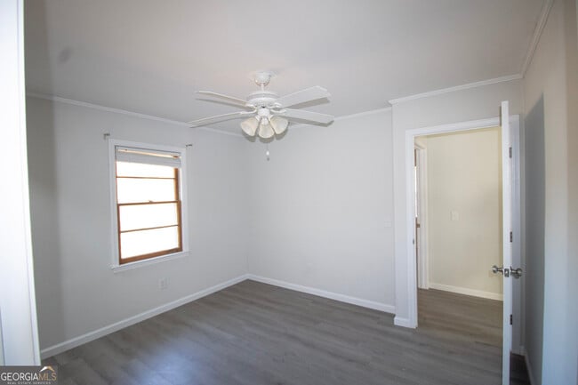 Building Photo - 517 E Main St