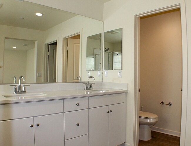 Building Photo - Hyde Park Gated Community with Resort Like Amenities