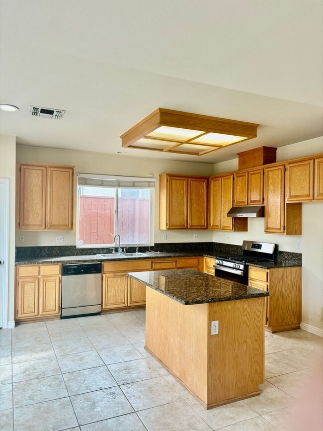 Building Photo - Great Neighborhood- Large 5 bed 3 bath home in San Marcos area in Pittsburg!