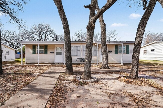 Building Photo - 2211 Barbell Ln