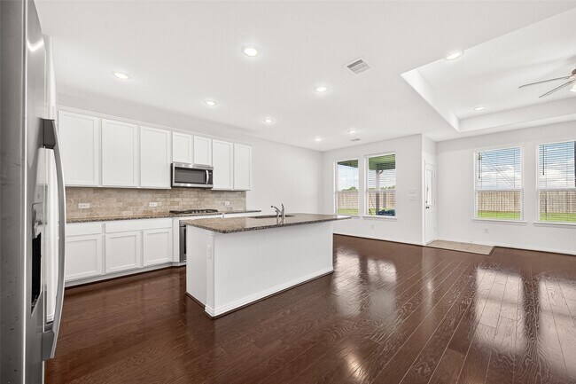 Building Photo - 8114 Royal Palm Ct