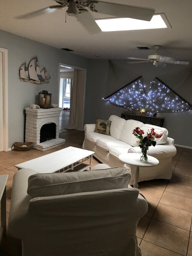 Building Photo - 5-Bedroom Pool Home with 2 Full Baths - Spacious 2373 Sq Ft Home in Englewood's Prime Location!"