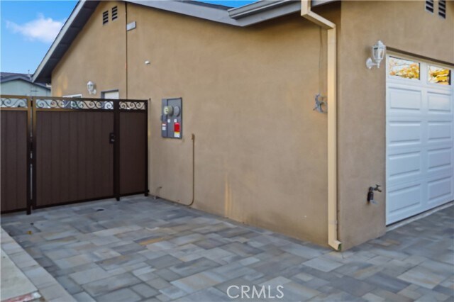 Building Photo - 215 E 2nd St