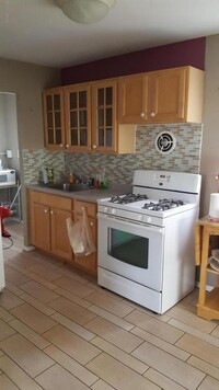 Building Photo - 3 Bedroom, 1 Bathroom, Plus enclosed porch
