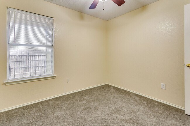 Building Photo - Excellent 3 Bedroom 2 Bath with many featu...