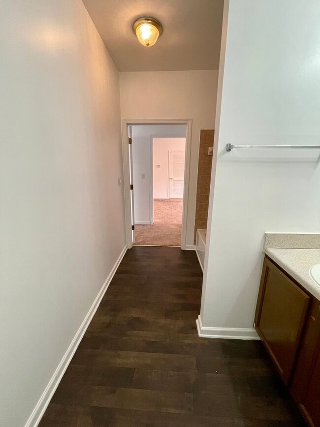 Building Photo - Newly Renovated 3 Bedroom Condo at a GREAT Price!
