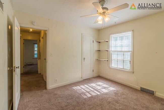 Building Photo - 1016 Bertrand St