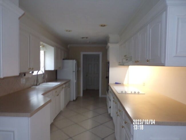 Building Photo - Large bedrooms, located on West side of town
