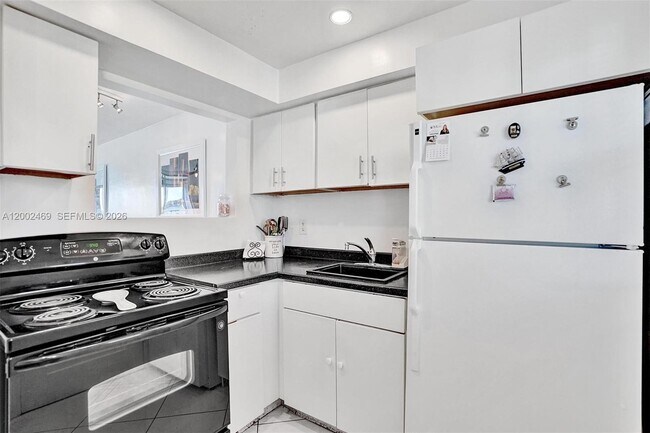 Building Photo - 2999 Point E Dr