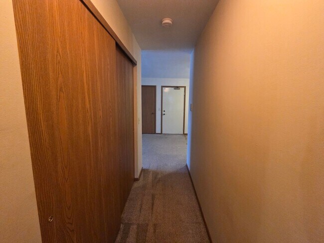 Building Photo - 1925 Sylvan Way