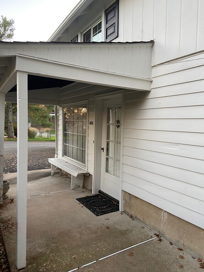 Building Photo - 423 Country Club Rd