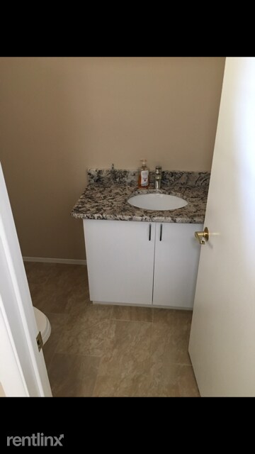 Building Photo - 3 br, 2.5 bath Condo - 5633 Drake Hollow Dr W