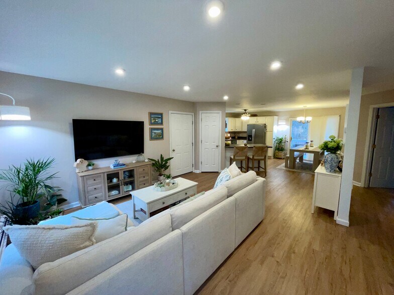 Building Photo - 118 Oslo St