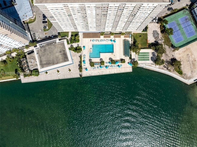 Building Photo - 500 Bayview Dr