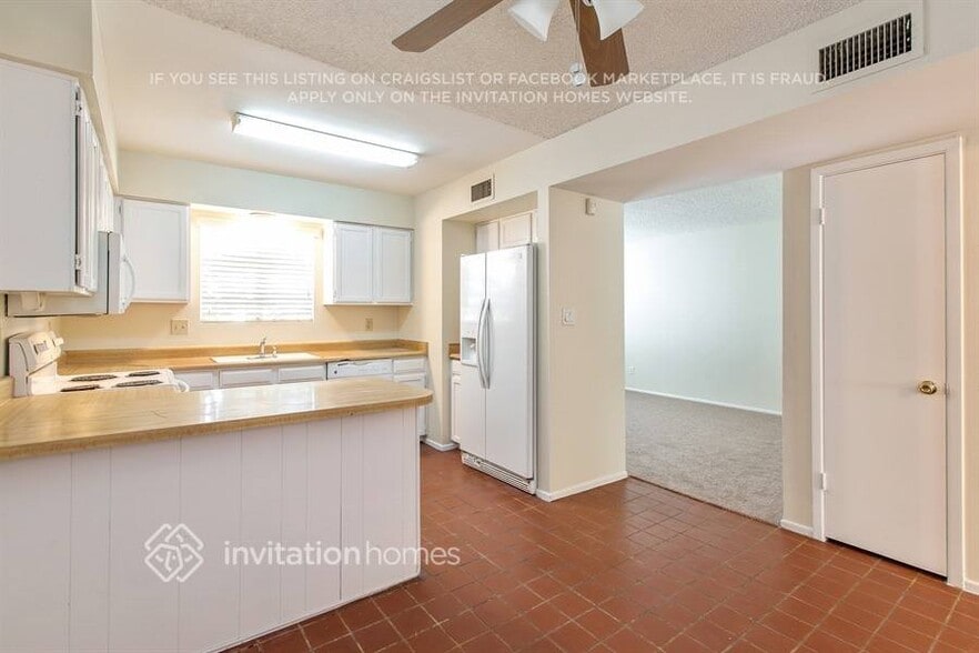 Building Photo - 215 N Kachina