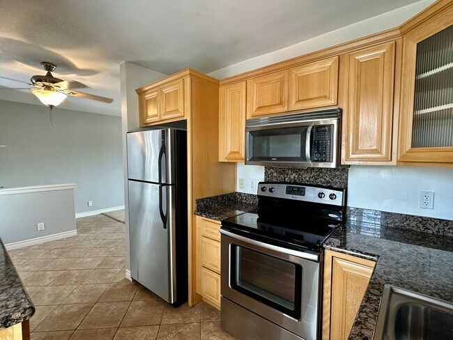 Building Photo - Beautiful Pacific Beach Condo Walking Distance To Beach and Bay